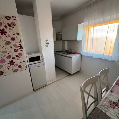 Rent of a furnished 3-room apartment, 80 m², with a sea view, Faleza Nord, Constanța, Romania